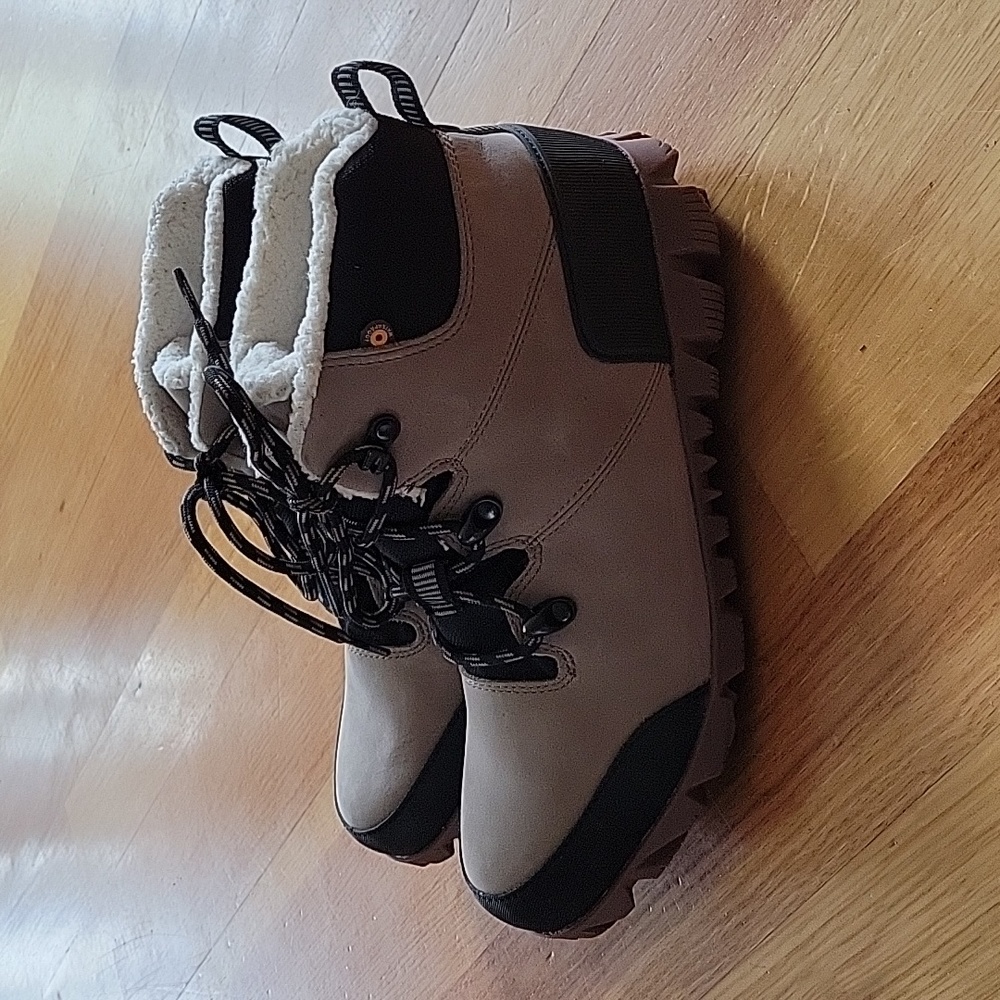 Women's arcata urban leather bogs winter boots NWOT